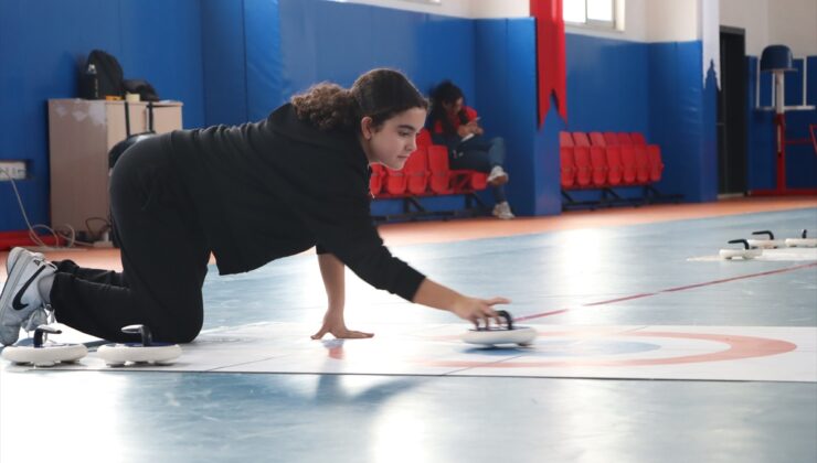 Isparta’da Floor Curling Turnuvası 50 ortaokul öğrencisinin katılımıyla başladı