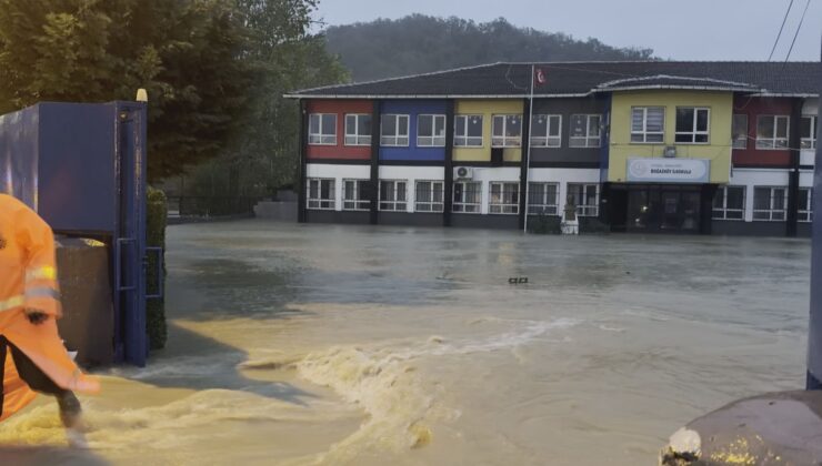 İstanbul Arnavutköy’de sağanakla Alibey Deresi taştı, sular okul bahçesine doldu