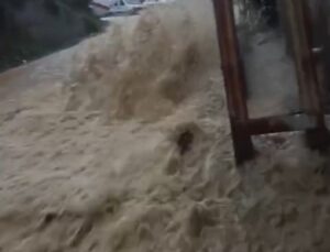İstanbul Beykoz’da sağanak nedeniyle rögarlar taştı, cadde göle döndü