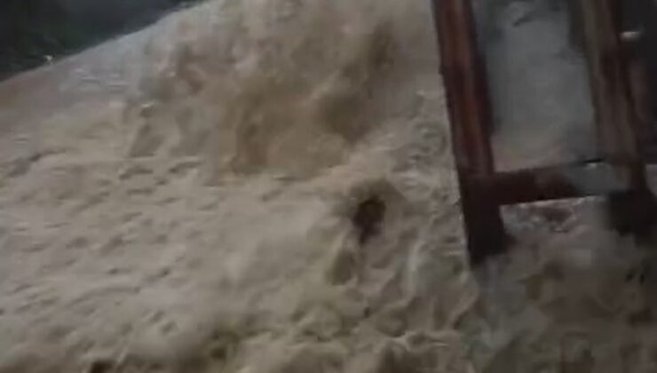 İstanbul Beykoz’da sağanak nedeniyle rögarlar taştı, cadde göle döndü