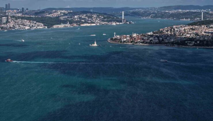 İstanbul Boğazı yağışların ardından alg patlamasıyla turkuaza büründü