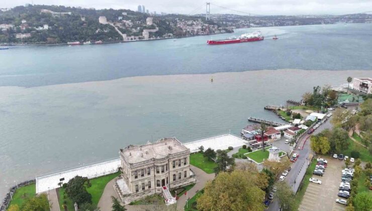 İstanbul Boğazı’nda çamur iki renge büründü, görüntü Beykoz’dan alındı