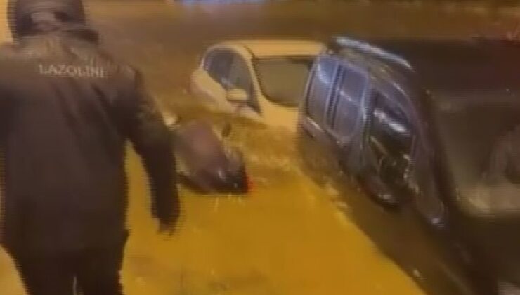 İstanbul Ümraniye’de yağışta Nevzat Demir Tesisleri yolunda araçlar mahsur kaldı