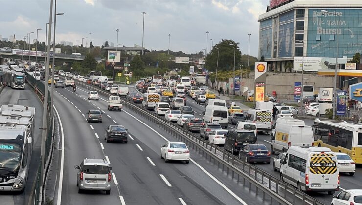 İstanbul’da akşam saatlerinde trafik yoğunluğu yaşanıyor