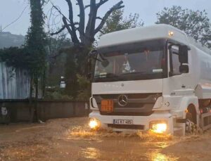 İstanbul’da etkili sağanak Beykoz’da yolları göle çevirdi, araçlar güçlükle ilerledi