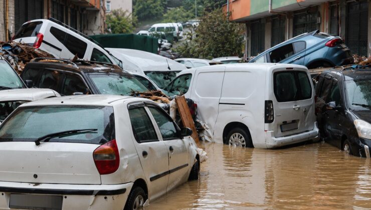İstanbul’da felaketin fotoğrafı! Araçlar üst üste yığıldı