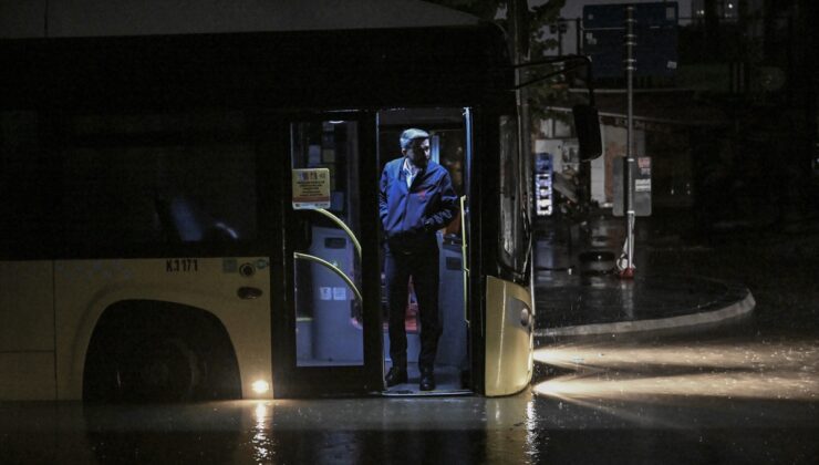 İstanbul’da sağanak nedeniyle iş yerinde mahsur kalanlar iş makineleriyle kurtarıldı