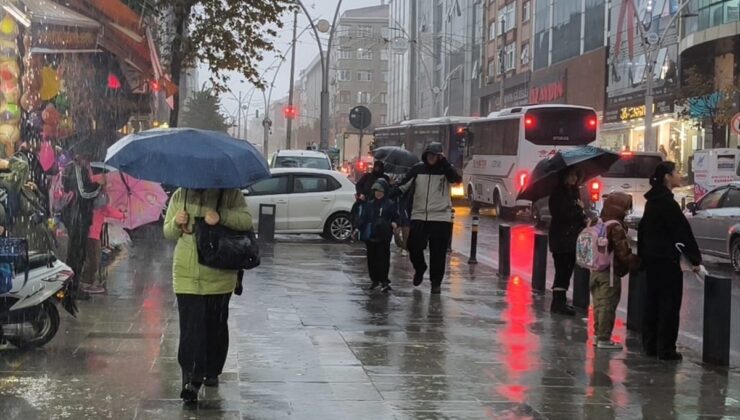 İstanbul’da sağanak su baskınlarına yol açtı, yollar ve alt geçitler göle döndü