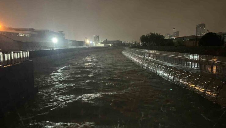 İstanbul’da sağanak sürüyor, Ayamama Deresi taşma noktasına geldi