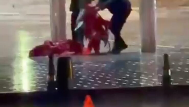 İstanbul’da sağanak ve fırtına Taksim’de Türk bayrağını yere düşürdü, polis kaldırdı