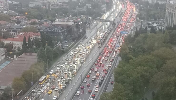 İstanbul’da yağış ve Galatasaray maçı trafiği artırdı, yoğunluk yüzde 89’a çıktı