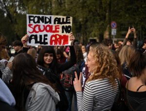 İtalya’da öğrenciler eğitim politikalarını protesto etti, Roma ve Torino’da olay çıktı