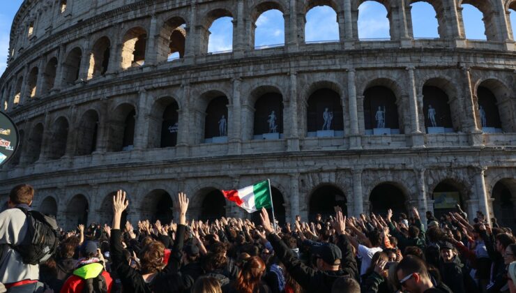 İtalya’da yaşam maliyeti ve silahlanma protestosunda Roma’da polis tazyikli su sıktı