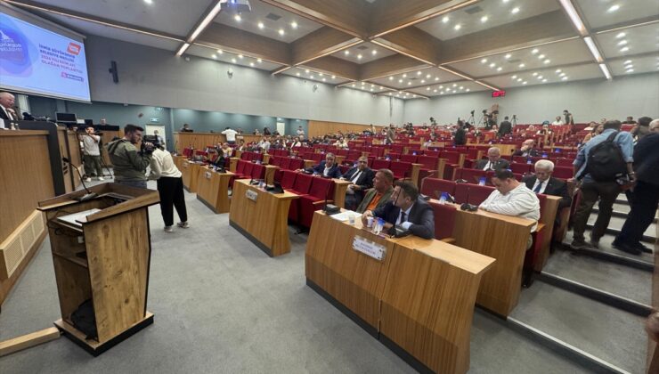İzmir Büyükşehir Meclisi, Yeni Parti ve CHP’li üyeler katılmayınca toplanamadı