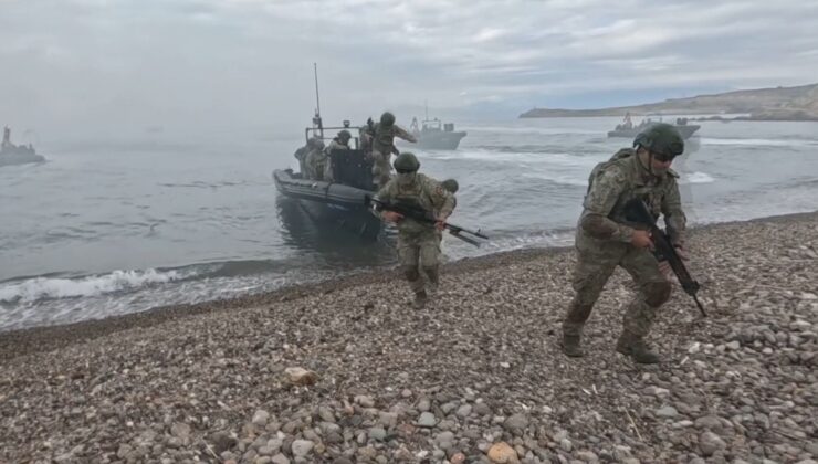 İzmir Foça’da komandolar deniz hücum harekatı eğitimi gerçekleştirdi