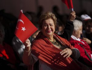 İzmir ve çevre illerde Cumhuriyet’in 103. yıl dönümü kutlandı