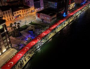 İzmir’de 29 Ekim coşkusuna 400 metrelik Türk bayrağı damga vurdu