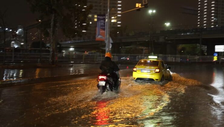 İzmir’de gök gürültülü sağanak gece cadde ve sokaklarda su birikintilerine yol açtı
