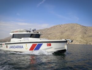 Jandarma bot timi Karakaya Barajı’nda 617 kilometrelik kıyıda 7/24 görev yapıyor