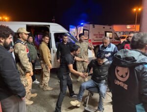 Jandarmadan kaçan göçmen minibüsü Hakkari’de dereye yuvarlandı, 20 kişi yaralandı