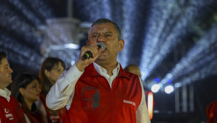 Kadıköy’de Cumhuriyet’in 103. yılı Özgür Özel’in katılımıyla kutlandı