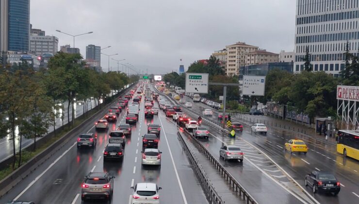 Kadıköy’de sağanak sonrası trafik yoğunluğu