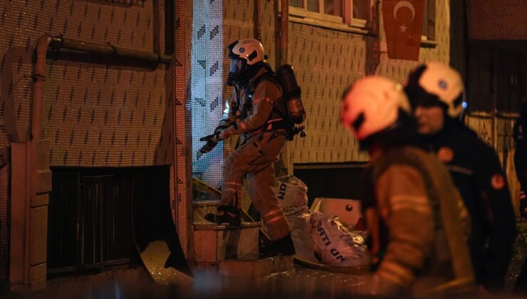 Kağıthane’de 5 katlı binanın çatı katındaki yangın dar sokaklara karşın söndürüldü