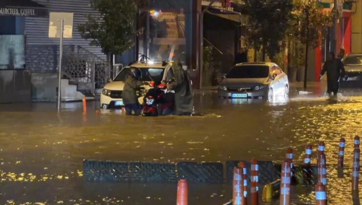 Kağıthane’de yasağa rağmen trafiğe çıkan motosikletliler suyla kaplanan yolda kaldı