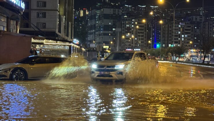 Kahramanmaraş’ta sağanak sürücülere zor anlar yaşattı, yollarda su tahliyesi yapıldı