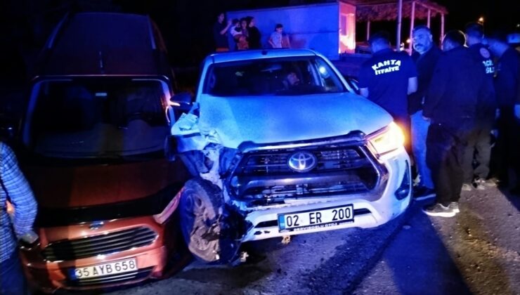 Kahta’da otomobil ile pikap çarpıştı, 8 yaralı hastaneye kaldırıldı