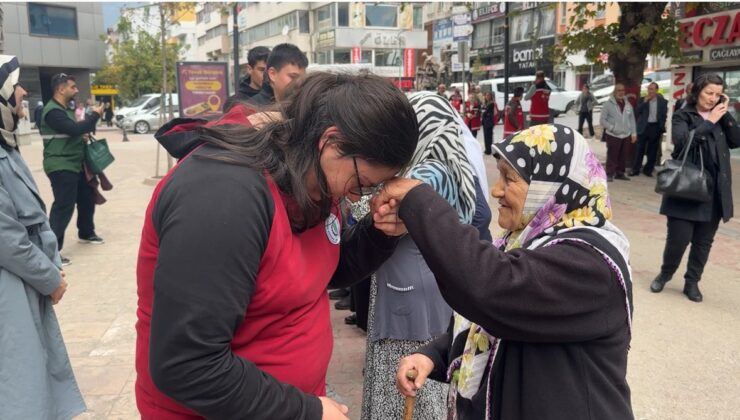 Karabük’te Dünya Yaşlılar Günü yürüyüşünde gençler yaşlıların elini öptü