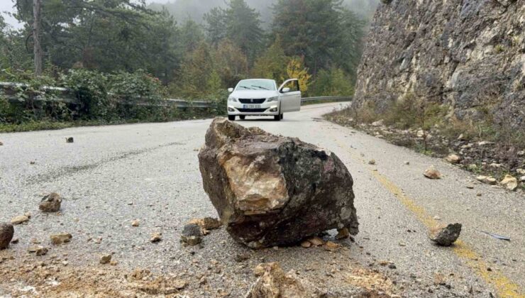 Karabük’te sağanak sonrası kaya düştü, öğrenci servisinin camı hasar gördü