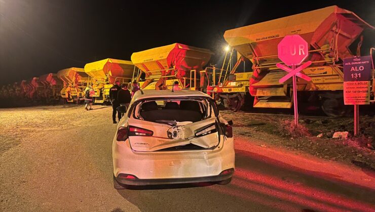 Kars Akyaka’da yük treni otomobile çarptı, sürücü kazayı yara almadan atlattı