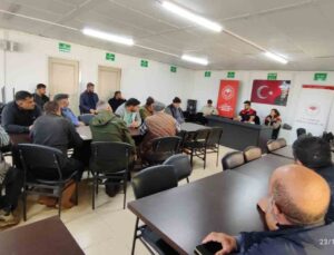 Kars İl Tarım ve Orman Müdürlüğü ekipleri üreticilerle sahada görüşüyor