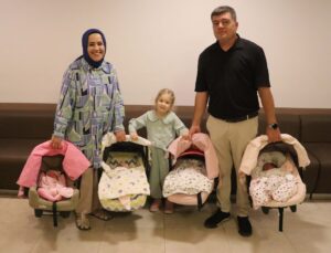 Kaş’ta tüp bebekle dördüz kız bebekleri dünyaya gelen çift, bebeklerine kavuştu