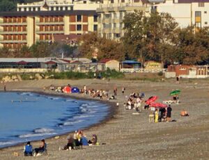 Kastamonu Cide’de hava 25 dereceye çıkınca vatandaşlar sahile akın etti
