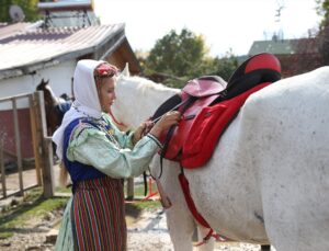 Kastamonu Daday’da kadınlar 600 yıllık kıyafetlerle at yarışı düzenledi