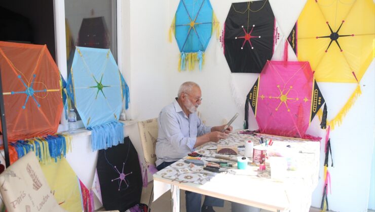 Kastamonu’da Mehmet Mor, balkonunda 4 yıldır uçurtma yapıp çocukları sevindiriyor