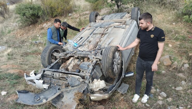 Kayseri Yahyalı’da otomobil şarampole devrildi, 4 kişi yaralandı