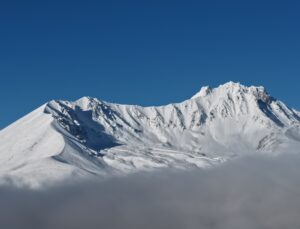 Kayseri’nin simgesi Erciyes Dağı’nda kar yağışı etkili oldu, zirve karla kaplandı.
