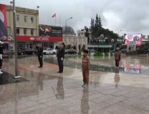 Kilis’te 108. yıl töreninde askerlerle saygı duruşuna duran çocuklar duygulandırdı
