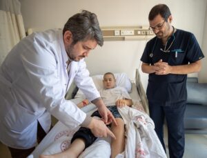 Kırgızistan’dan Sakarya’ya getirilen 12 yaşındaki Baiaman, kemik kanserine rağmen bacağını kaybetmekten kurtuldu