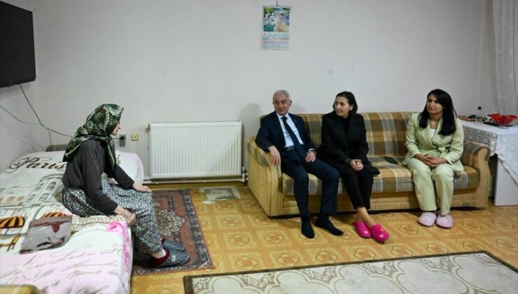 Kırklareli Valisi Turan, eşiyle 90-100 yaş arası yaşlıları evlerinde ziyaret etti
