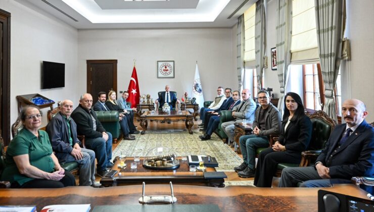 Kırklareli Valisi Turan, Kıbrıs gazisi ve dernek yöneticilerini makamında kabul etti