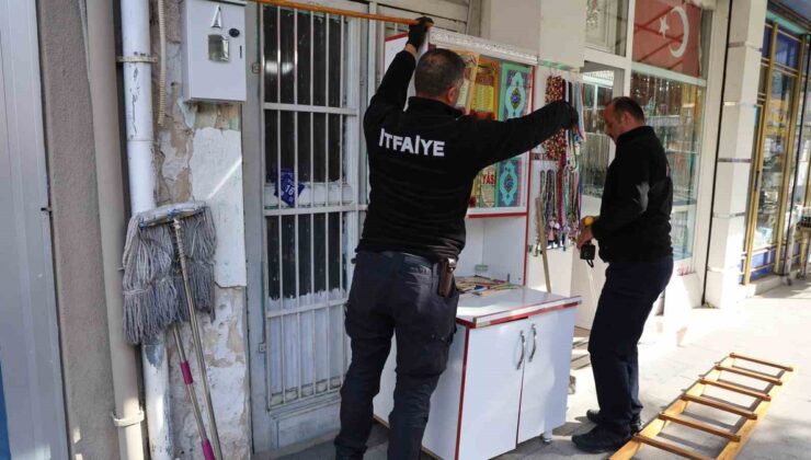 Kırşehir’de kepenkte sıkışan kedi itfaiye ekiplerince kurtarıldı.