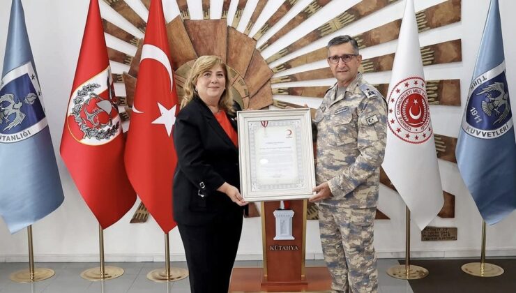 Kızılay heyeti Tuğgeneral Mustafa Baş’a Kurumsal Gümüş Madalya takdim etti