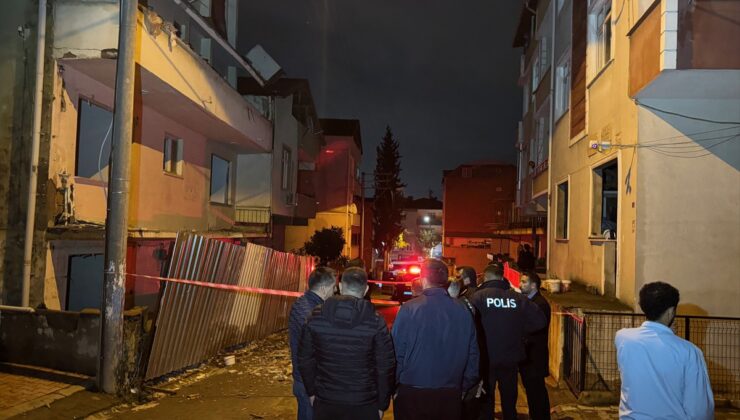Kocaeli Darıca’da metruk binanın 3. katındaki balkon yıkıldı, iki kişi tahliye edildi