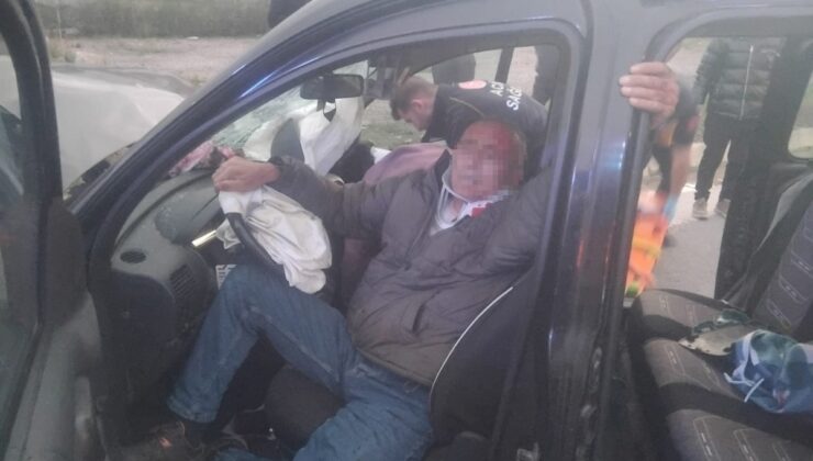 Kocaeli Gebze’de iki otomobil çarpıştı, 1’i ağır 4 kişi yaralandı