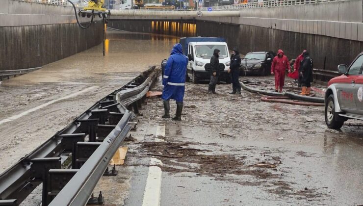 Kocaeli Gölcük’te sağanak alt geçitleri doldurdu, Hasaneyn’de yola kaya düştü