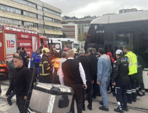 Kocaeli İzmit’te tramvayın çarptığı iki kişiden biri kurtarılamadı, diğeri yaralı